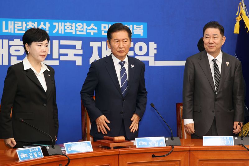 더불어민주당 정청래 대표가 29일 국회에서 열린 최고위원회의에 참석하고 있다. 사진=서동일 기자