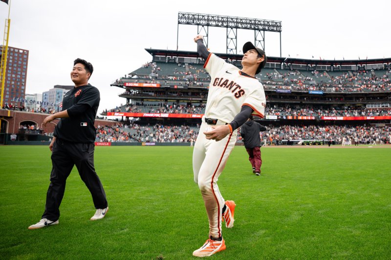 [샌프란시스코=AP/뉴시스] 샌프란시스코 자이언츠의 이정후가 28일(현지 시간) 미 캘리포니아주 샌프란시스코 오라클 파크에서 열린 2025 메이저리그 정규 시즌 최종전 콜로라도 로키스와의 경기를 승리로 마친 후 팬들에게 공을 던져주고 있다. 이정후는 4타수 3안타 2타점으로 활약했고, 샌프란시스코는 4-0으로 승리했다. 2025.09.29.