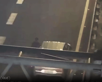 한밤 중 고속도로서 전기차 밀고 2km 이동한 남성, 이유가... 황당