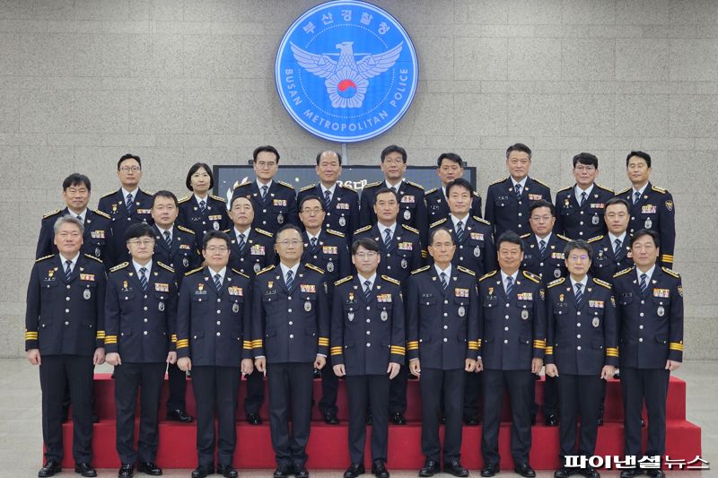 26일 오전 10시 부산경찰청 본청에서 열린 ‘신임 부산경찰청장 직무대리 취임식’에서 엄성규 청장 직무대리(앞줄 왼쪽 다섯 번째)와 부산청 간부들이 함께 기념촬영하고 있다. 사진=변옥환 기자