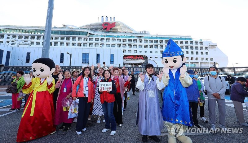 중국인 단체관광객 무비자 입국 첫날 (출처=연합뉴스)