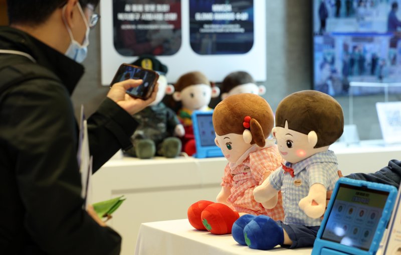 보건복지부는 내년 상반기 중에 인공지능(AI) 복지·돌봄 혁신 로드맵을 마련할 계획이다. 사진은 지난달 서울 코엑스에서 열린 2024 AIoT 국제전시회에서 관람객이 생성형 AI가 적용된 돌봄로봇 '효돌'을 살펴보는 모습. 뉴시스