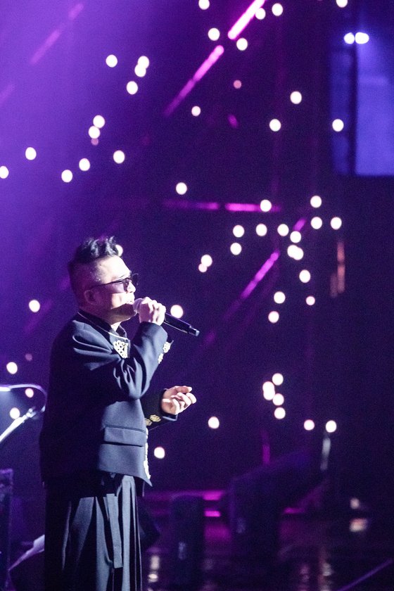 함께 울고 웃은 완벽 귀환…김건모 6년 만의 복귀 콘서트 '호평 일색'