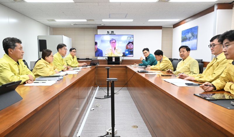 [서울=뉴시스] 구윤철 경제부총리 겸 기획재정부 장관이 28일 서울 종로구 정부서울청사에서 중앙사고수습본부 회의를 열고 나라도움 등 재정정보시스템과 기재부 홈페이지 등 13개 시스템 긴급복구 진행상황을 점검하고 있다. (사진=기획재정부 제공) 2025.09.28. photo@newsis.com *재판매 및 DB 금지