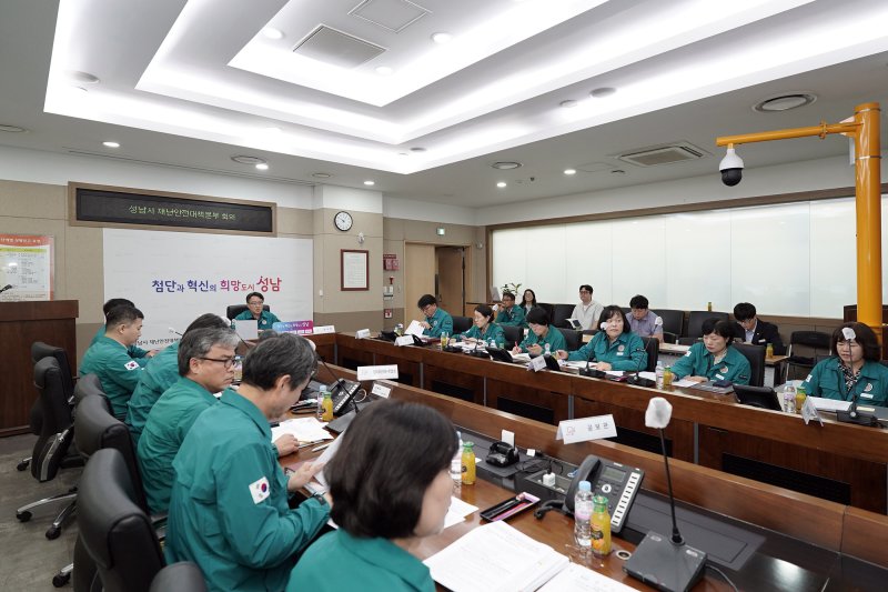 [성남=뉴시스] 29일 오전 성남시가 재난안전대책본부 회의를 하고 있다(사진=성남시 제공) 2025.09.29.photo@newsis.com