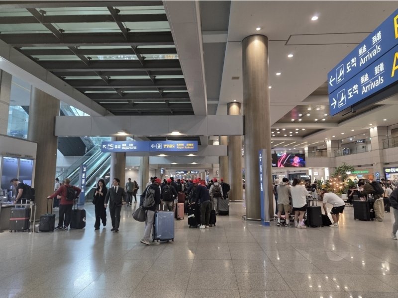 중국인 단체관광객 무비자 입국이 허용된 첫 날인 29일 인천국제공항 1터미널. (출처=연합뉴스)