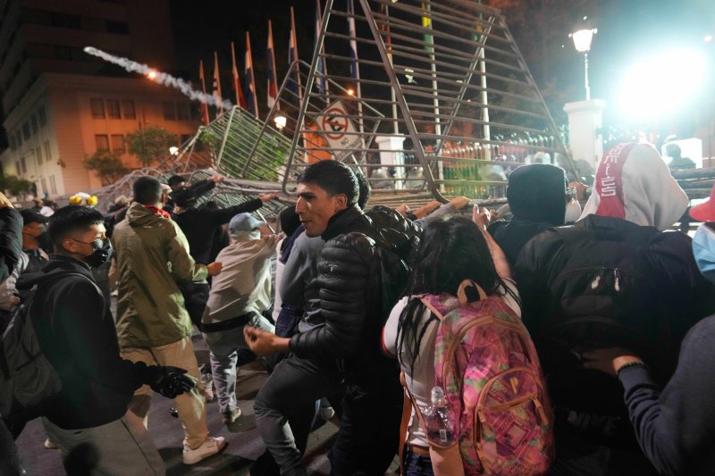 9월 28일(현지시간) 페루 리마 의사당 인근에서 디나 볼루아르테 대통령의 경제·사회 정책에 반대하는 시위대가 경찰과 충돌하고 있다.AP뉴시스