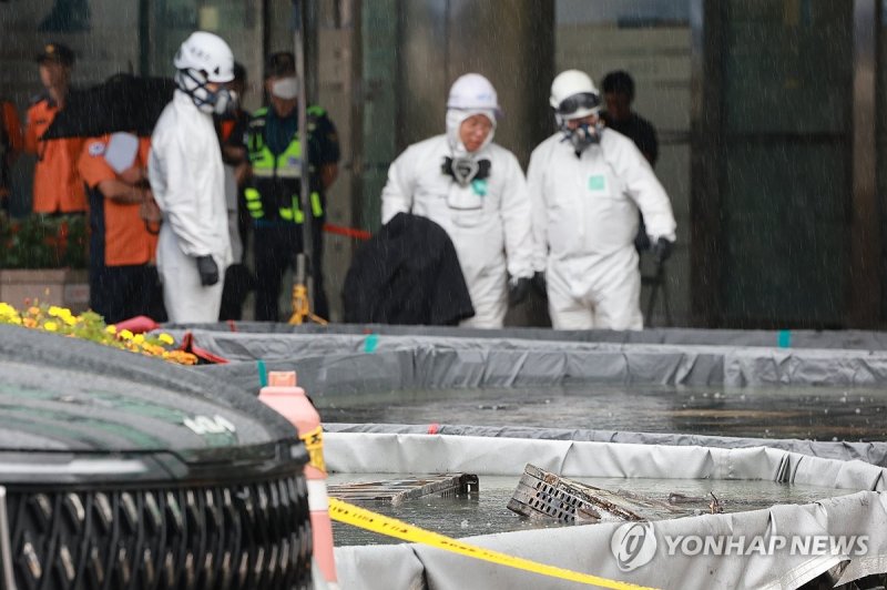 불에 탄 배터리 살피는 국과수 (출처=연합뉴스)