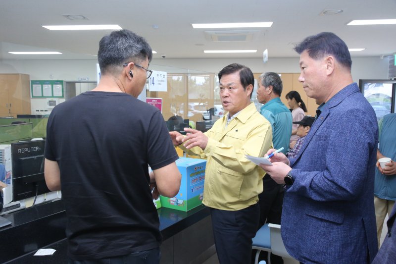 29일 이학수 전북 정읍시장이 신태인읍 주민센터에서 주민들과 이야기를 나누고 있다.(정읍시 제공. 재판매 및 DB금지)/뉴스1