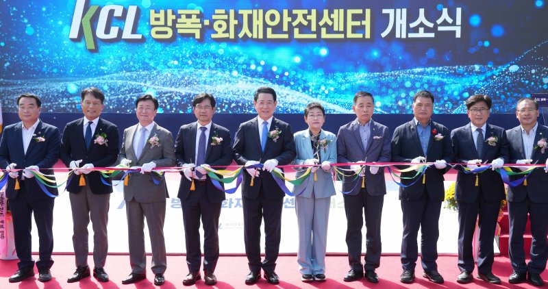 김영록 전라남도지사가 29일 여수 국가산업단지에서 열린 ‘방폭·화재안전 센터 개소식’에 참석해 주요내빈들과 테이프 커팅을 하고 있다.(전남도 제공. 재판매 및 DB금지) 2025.9.29/뉴스1