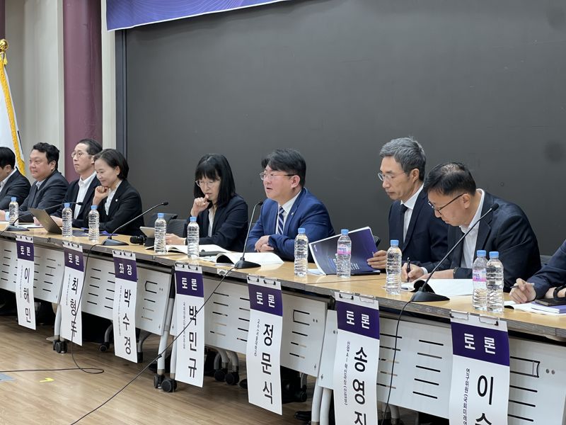 29일 서울 여의도 국회에서 열린 '피지컬AI시대 제조경쟁력 강화를 위한 정책토론회'에서 박민규 더불어민주당 의원이 발언하고 있다. 박경호 기자