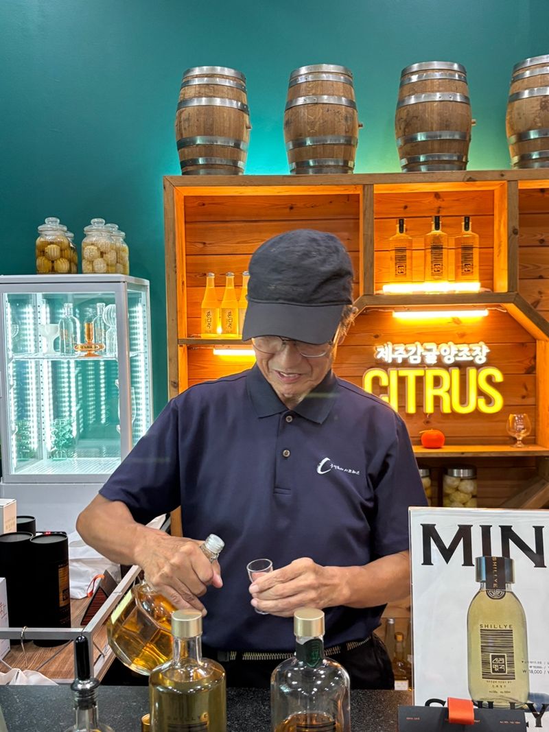 이용익 시트러스 공장장이 24일 신례명주를 따라주고 있다. 사진=서지윤 기자