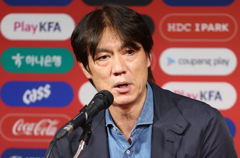 홍명보 대한민국 축구 국가대표팀 감독이 29일 오후 서울 종로구 축구회관에서 10월 A매치 소집 명단을 발표하고 있다. 대한민국 축구 국가대표팀은 오는 10월6일 소집돼 10월10일 오후 8시 브라질, 14일 오후 8시 파라과이와 친선경기를 치른다.뉴시스