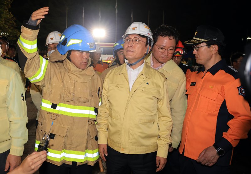 김민석 국무총리가 지난 27일 대전 유성구 국가정보자원관리원 화재 현장을 찾아 현장 관계자에게 상황을 보고 받고 있다. 2025.9.27/뉴스1 ⓒ News1 김진환 기자