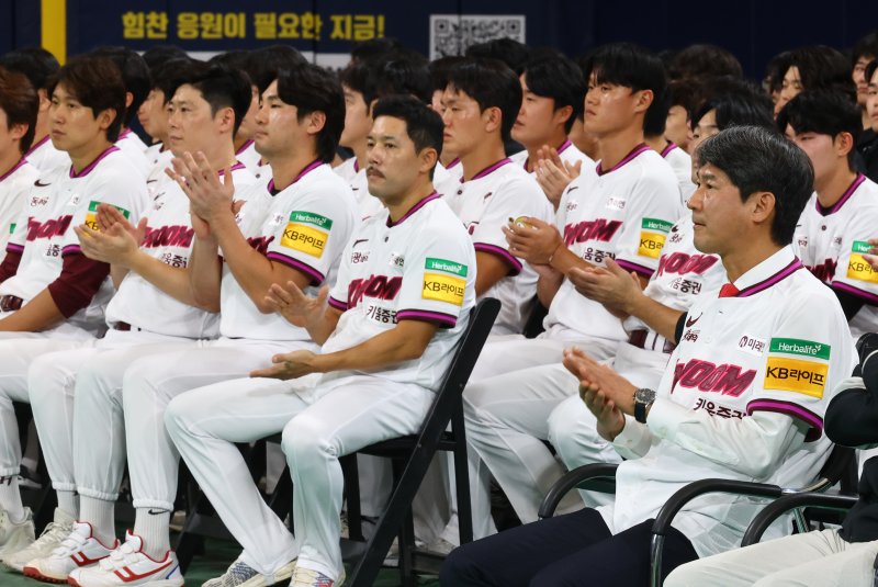 고척스카이돔에서 열린 키움히어로즈 제7대 설종진 감독 취임식에서 설종진 감독(오른쪽)이 내빈들의 출사를 듣고 박수를 치고 있다.뉴시스