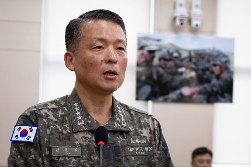 강동길 해군참모총장이 지난달 29일 서울 여의도 국회에서 열린 제429회 국회(정기회) 국방위원회 제4차 전체회의에 출석해 현안보고를 하고 있다. 뉴스1