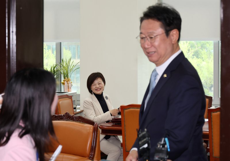 [서울=뉴시스] 이영환 기자 = 진선미 더불어민주당 선거관리위원장과 황희 간사가 24일 오전 서울 여의도 국회에서 열린 원내대표-의장단 선출 선관위 1차 회의에 참석하고 있다. 2024.04.24. 20hwan@newsis.com