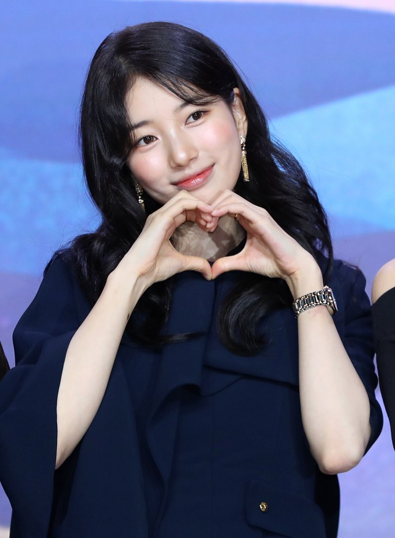 '완벽 비주얼' 김우빈&middot;수지, 9년 만에 '다 이루어질지니'로 호흡 [뉴시스Pic]
