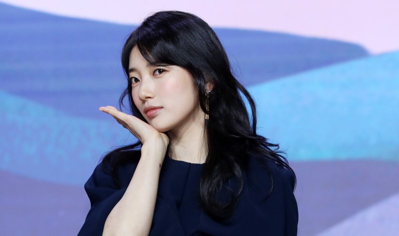 [서울=뉴시스] 김혜진 기자 = 배우 수지가 29일 오후 서울 강남구 조선 팰리스 서울에서 열린 넷플릭스 새 시리즈 '다 이루어질지니' 제작발표회에서 포즈를 취하고 있다. 2025.09.29. jini@newsis.com