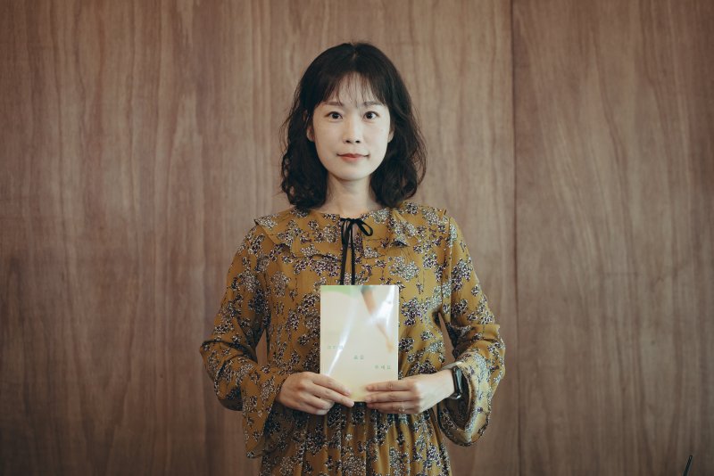 [서울=뉴시스] 정병혁 기자 = 이서수 작가가 25일 서울 마포구의 한 카페에서 뉴시스와의 인터뷰에 앞서 포즈를 취하고 있다. 2025.09.25. jhope@newsis.com