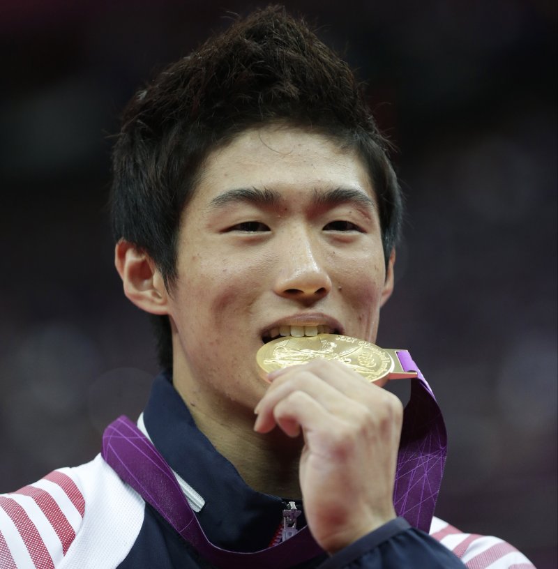 【런던=AP/뉴시스】양학선이 6일(한국시간) 런던 노스그리니치 아레나에서 열린 런던올림픽 남자 체조 도마 결승에서 금메달을 목에 걸었다.한국 체조 사상 첫 금메달을 수확한 양학선이 금메달을 입에 물고 기쁨을 만끽했다.