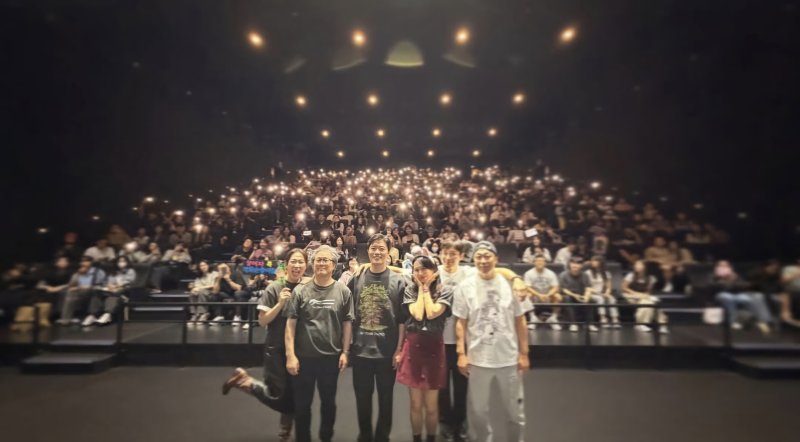 이병헌, 손예진과 다정 투샷 "100만 돌파 '어쩔수가없다'"