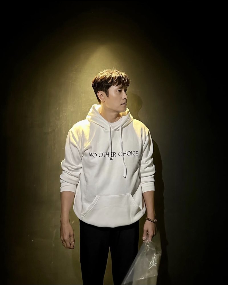 이병헌, 손예진과 다정 투샷 "100만 돌파 '어쩔수가없다'"