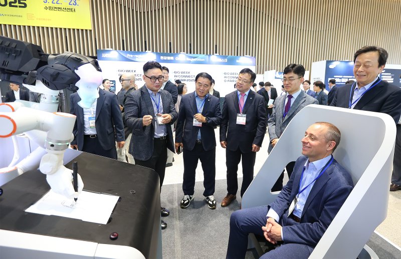 수원컨벤션센터에서 열린 'G-BIO WEEK X AI Connect With G-FAIR 2025'에서 주요 관계자들이 행사 현장을 둘러보고 있다. 경기도 제공