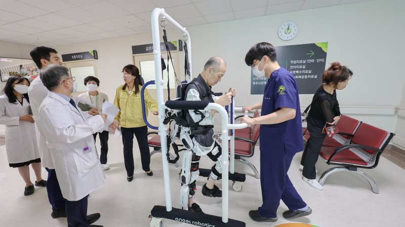 강윤진 국가보훈부 차관이 추석계기 보훈병원 응급진료 등 현장점검을 위해 지난 9월29일 오전 대전보훈병원을 방문하여 응급실 및 재활센터등 시설을 점검 하고 입원중인 국가유공자들을 만나 위문을 하고 있다. 국가보훈부 제공