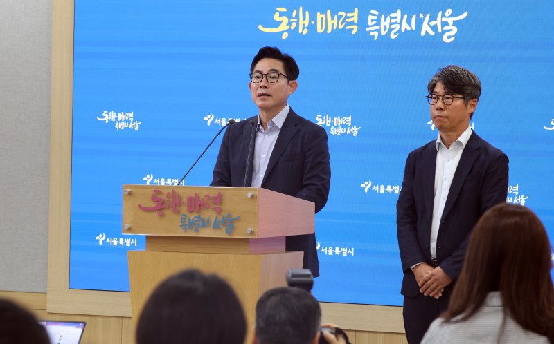 박진영 서울시 미래한강본부장(왼쪽)이 29일 오전 서울 중구 시청 브리리핑룸에서 성능 안정화 시범운항 전환 관련 브리핑을 하고 있다. 뉴스1