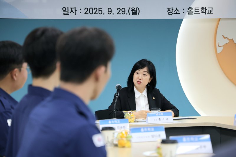 홍소영 병무청장이 29일 특수교육기관인 홀트학교(경기 고양)에서 복무 중인 사회복무요원과 간담회를 하고 있다. 병무청 제공