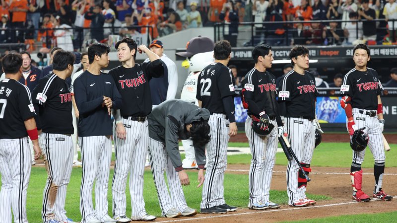 29일 대전 한화생명볼파크에서 열린 프로야구 '2025 신한 SOL 뱅크 KBO리그' 한화이글스 대 LG트윈스 경기에서 한화이글스가 승리하며 정규리그 우승에 1승을 남겨둔 LG 선수들이 아쉬운 표정으로 퇴장하고 있다. 2025.9.29/뉴스1 ⓒ News1 김기남 기자