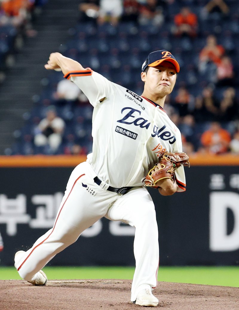 29일 대전 한화생명볼파크에서 열린 프로야구 '2025 신한 SOL 뱅크 KBO리그' 한화이글스 대 LG트윈스 경기에서 한화 선발 정우주가 투구하고 있다. 2025.9.29/뉴스1 ⓒ News1 김기남 기자