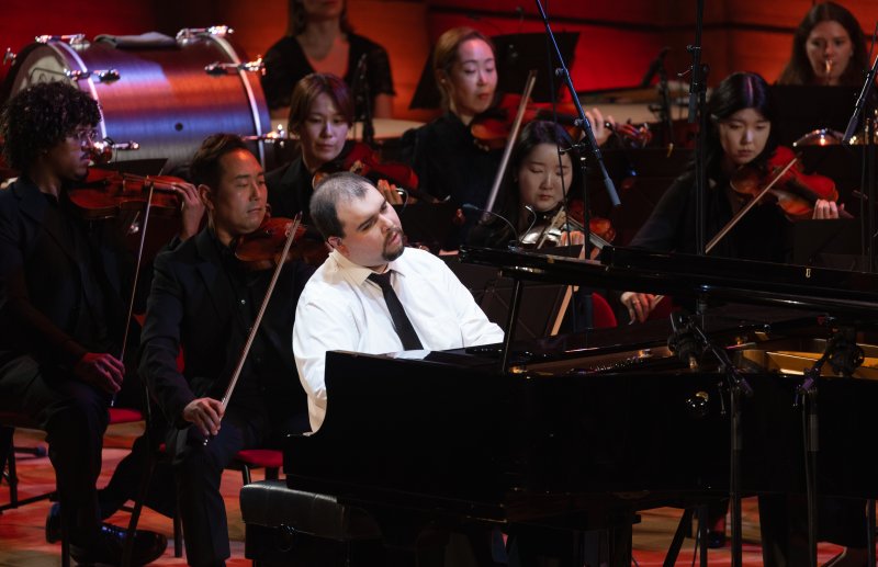 16일(현지시간) 프랑스 파리 유네스코 본부 본회의장에서 열린 국제 시각장애인 음악축제에서 피아니스트 예르코 디포니스가 리아푸노프의 ‘피아노 협주곡 제2번 마장조 작품 38’을 연주하고 있다. 2025.9.17/뉴스1 ⓒ News1 이준성 기자