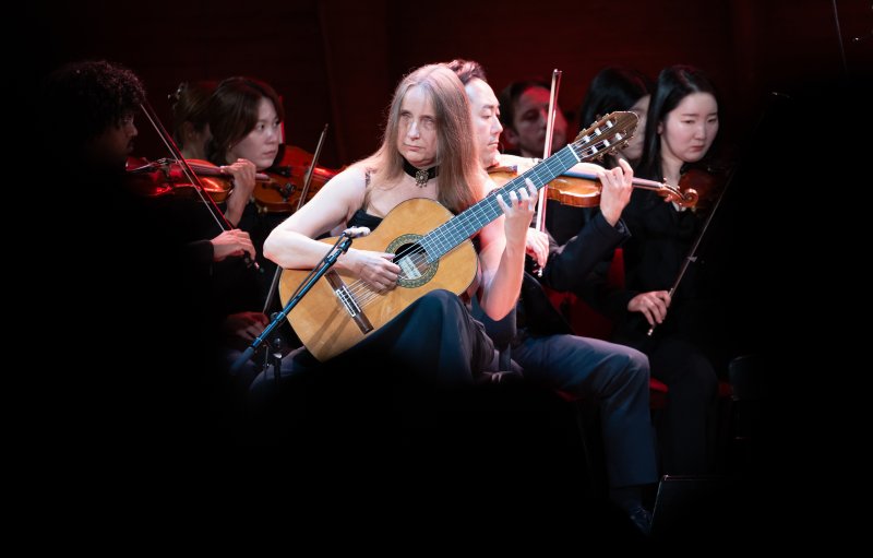 16일(현지시간) 프랑스 파리 유네스코 본부 본회의장에서 열린 국제 시각장애인 음악축제에서 기타리스트 이오아나 간드라부르가 로드리고의 ‘아란후에스 협주곡 2악장 아다지오’를 연주하고 있다. 2025.9.17/뉴스1 ⓒ News1 이준성 기자