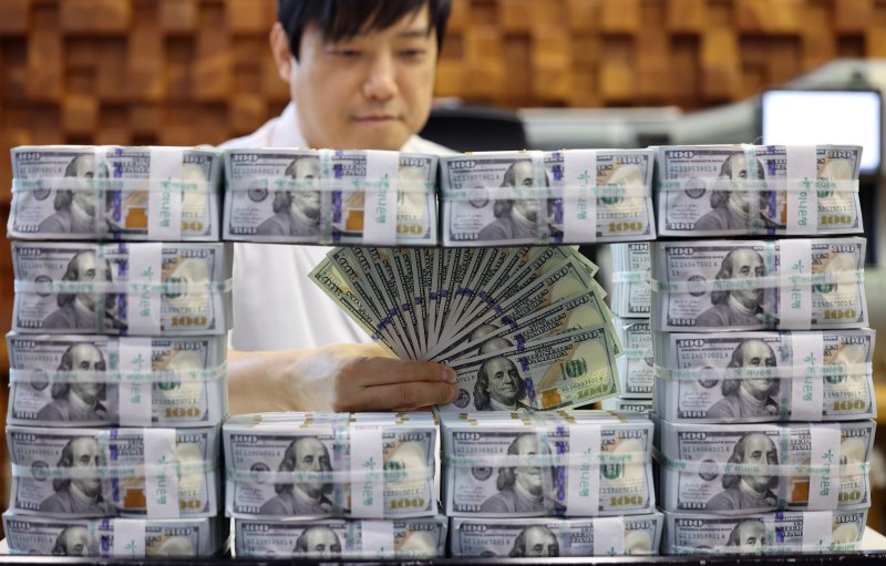 서울 중구 하나은행 위변조대응센터에서 은행 관계자가 달러화를 정리하는 모습. 2025.9.3/뉴스1 ⓒ News1 황기선 기자