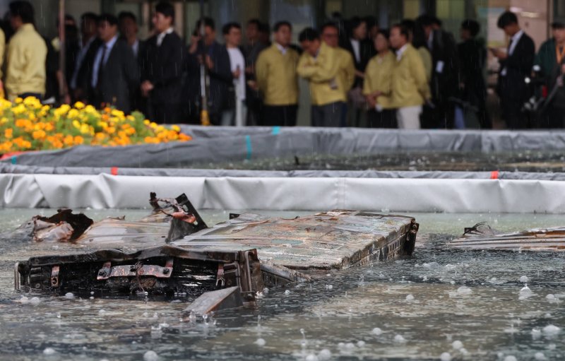 [대전=뉴시스] 강종민 기자 = 지난 28일 화재가 완진된 대전 유성구 국가정보자원관리원. 외부 침수조에 냉각작업 중인 리튬이온 배터리 위로 빗방울이 떨어지고 있다. 2025.09.28. ppkjm@newsis.com