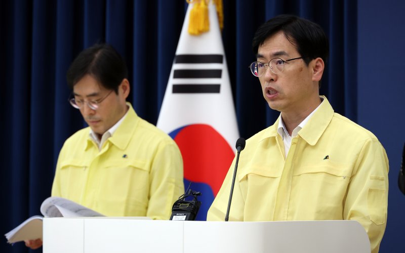 [세종=뉴시스] 강종민 기자 = 김민재 행정안전부 차관이 지난 29일 세종시 정부세종청사에서 국가정보자원관리원 화재 관련 중대본 회의의 주요 내용을 브리핑 하고 있다. 2025.09.29. ppkjm@newsis.com