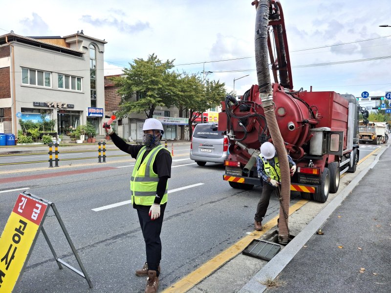 [원주=뉴시스] 빗물받이 청소 캠페인. (사진=원주시 제공) 2025.09.30. photo@newsis.com *재판매 및 DB 금지