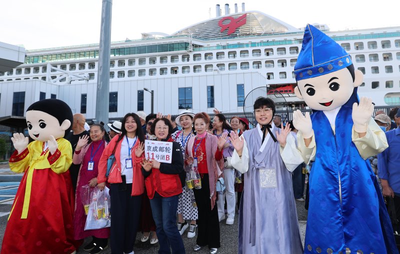 중국 단체관광객의 무비자 입국이 시작된 29일 오전 크루즈를 타고 방한한 중국인 관광객들이 인천 연수구 인천항크루즈터미널을 통해 입국하며 손을 흔들고 있다. 2025.9.29/뉴스1 ⓒ News1 오대일 기자
