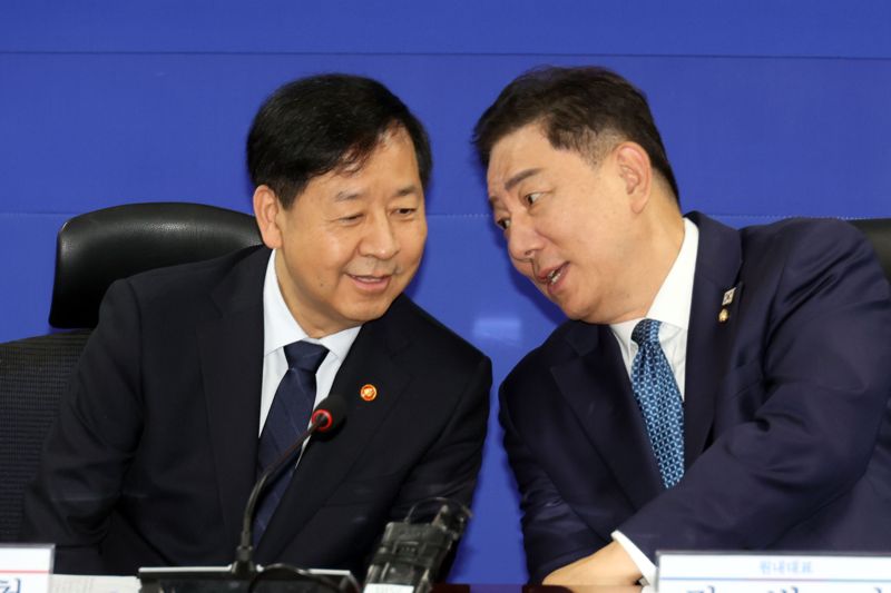 30일 서울 여의도 국회 의원회관에서 열린 경제형벌 민사책임 합리화TF 당정협의에서 더불어민주당 김병기 원내대표와 구윤철 부총리 겸 기획재정부 장관이 대화하고 있다. 사진=서동일 기자