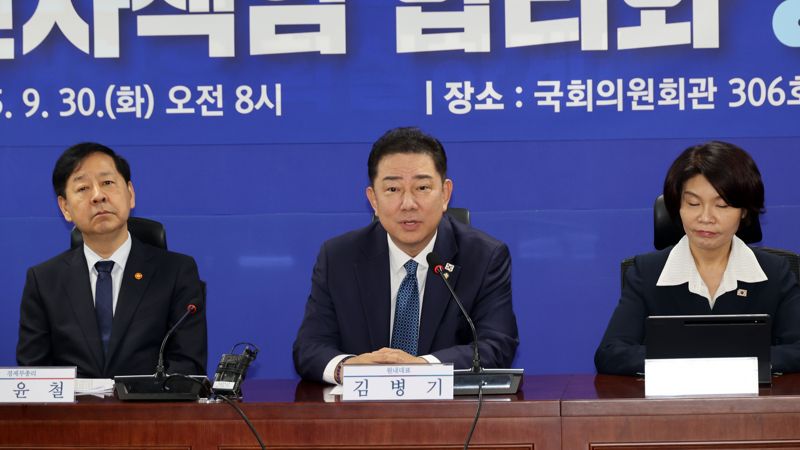 30일 서울 여의도 국회 의원회관에서 열린 경제형벌 민사책임 합리화TF 당정협의에서 더불어민주당 김병기 원내대표가 발언하고 있다. 사진=서동일 기자