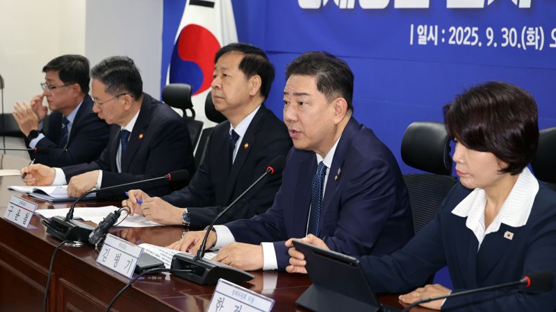 30일 서울 여의도 국회 의원회관에서 열린 경제형벌 민사책임 합리화TF 당정협의에서 더불어민주당 김병기 원내대표가 발언하고 있다. 사진=서동일 기자