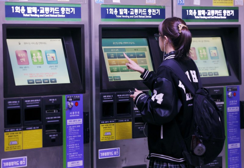 [서울=뉴시스] 김진아 기자 = 서울 시내 지하철. 2025.04.29. bluesoda@newsis.com