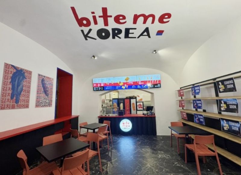 루마니아 클루지나포카에 문을 연 한식당이 욱일기 벽화 등 일본풍 인테리어로 논란이 된 뒤 인테리어를 통해 전부 없앴다고 서경덕 교수를 통해 전했다. /사진=서경덕 교수 제공