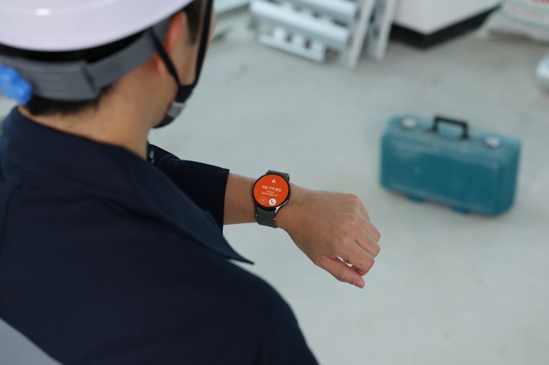 삼성전자 모델이 '스마트싱스 프로 안전 관리 솔루션'이 적용된 '갤럭시 워치' 알림을 확인하고 있다. 삼성전자 제공