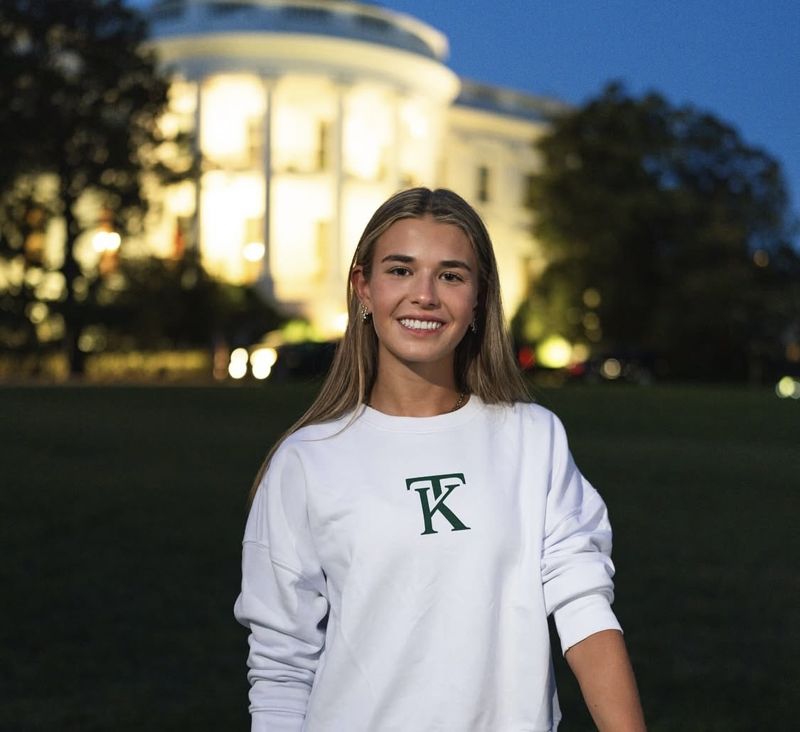 '120만 구독자' 트럼프 손녀딸, 백악관서 의류 화보 촬영 논란 