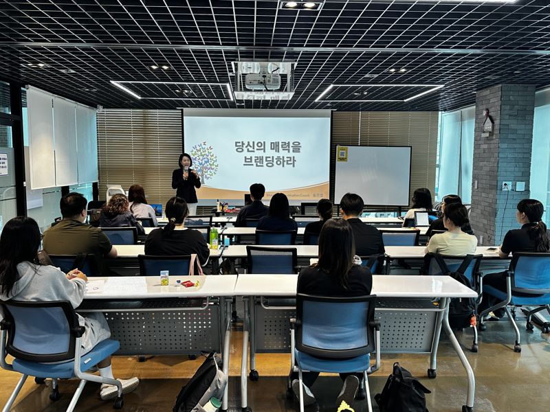 남양주시가 3회에 걸쳐 청년 취업 경쟁력 강화를 위한 ‘이미지 브랜딩·퍼블릭 스피치·모의면접 통합 교육’을 진행하는 모습. 남양주시 제공