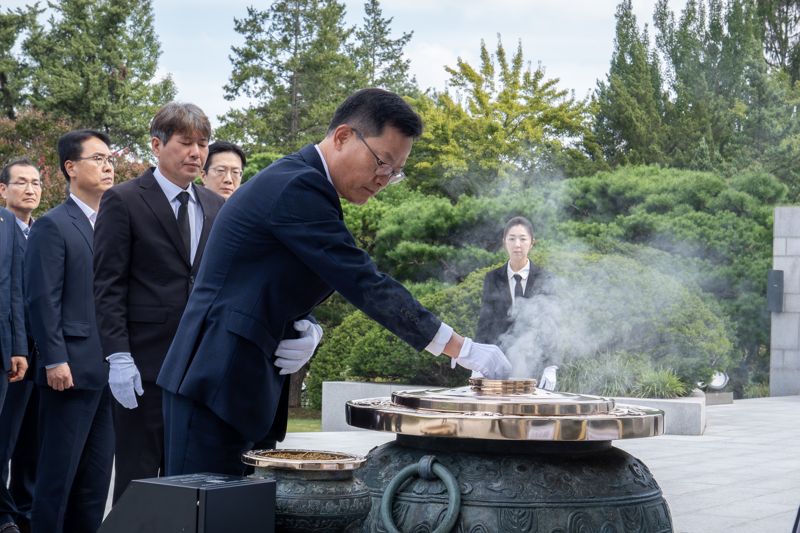 손재일 한화에어로스페이스 한화시스템 대표가 지난 29일 국립서울현충원에서 호국영령을 위해 참배하고 분향하고 있다. 한화에어로스페이스 제공