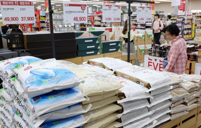 [서울=뉴시스] 조성우 기자 = 서울 시내의 한 대형마트에 판매 중인 쌀. 2025.09.23. xconfind@newsis.com
